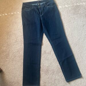 Dressbarn straight leg, medium wash ladies jean, size 8 slight stretch